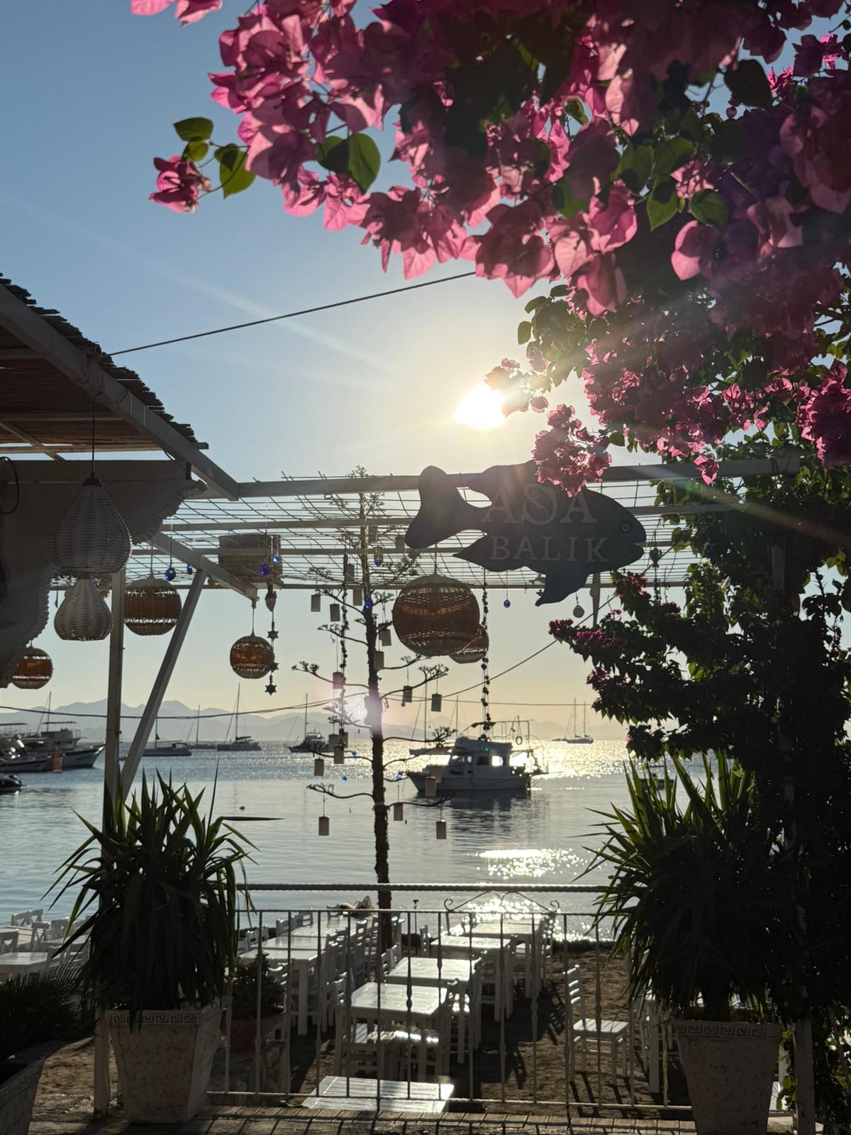 Ada Balik Datca - Begonviller arasinda gunbatimi ve liman