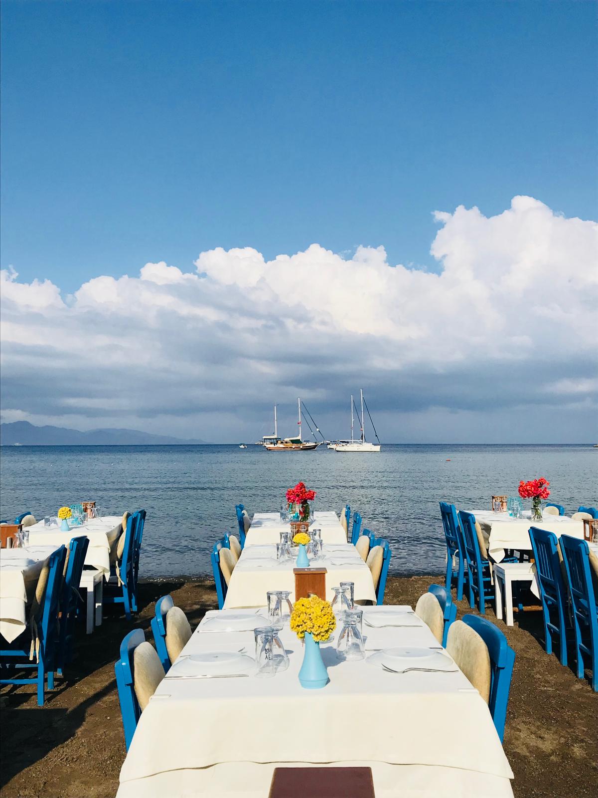 Ada Balik Datca - Deniz kenarinda masalar, Datca balik restoran