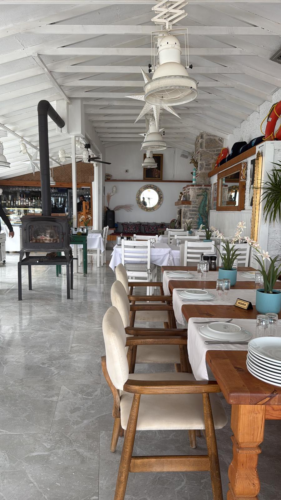 Ada Balik Datca ic mekan, denizci temasli dekorasyon