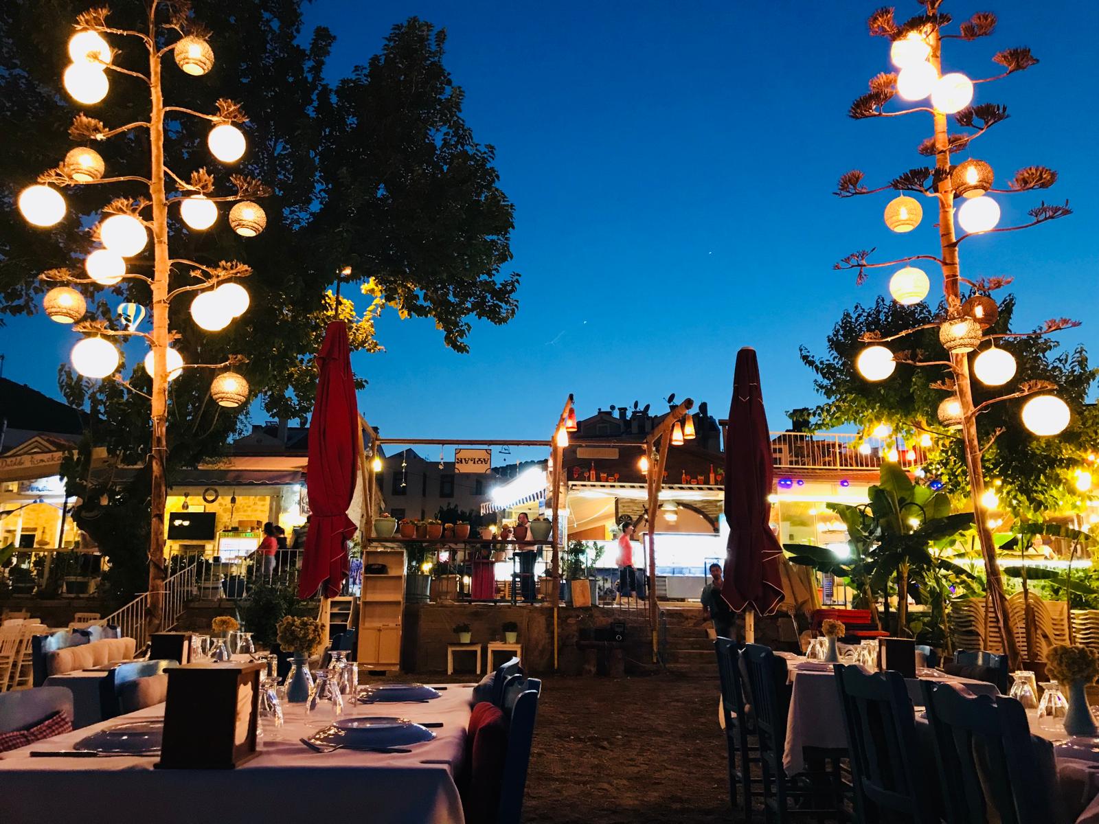 Ada Balik Datca gece manzarasi, isiklandirilmis bahce